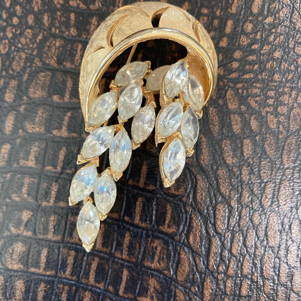 Vintage 1960s Stunning Elegant Rhinestone Floral Pin - Picture 6 of 6